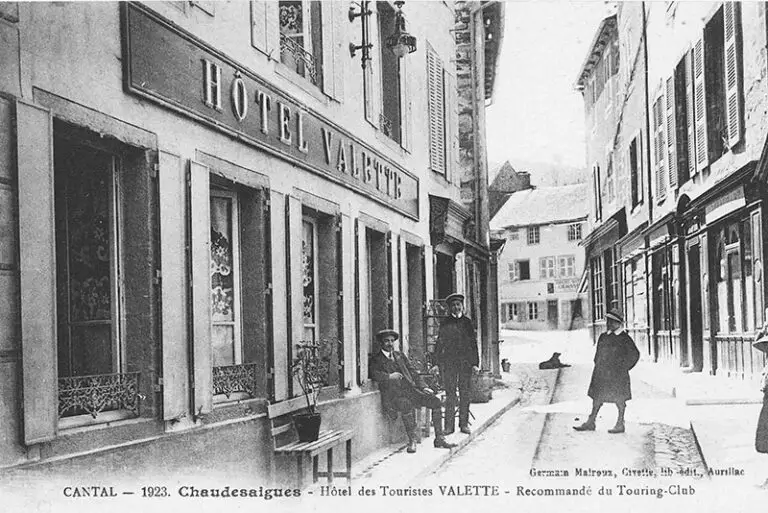 Photographie ancienne de l’hôtel Valette dans la rue Notre-Dame d’Août à Chaudes-Aigues, témoin de l’activité hôtelière du début du XXᵉ siècle