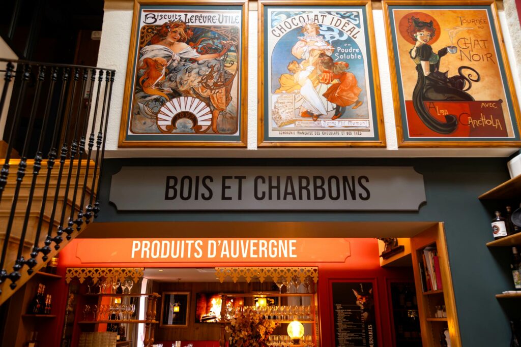restaurant Chaudes-Aigues intérieur Gourmet et Glouton produits d Auvergne place des bougnats