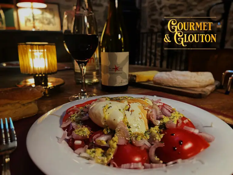 Burrata au lait de bufflonne servie avec tomates fraîches et vinaigre balsamique chez Gourmet & Glouton