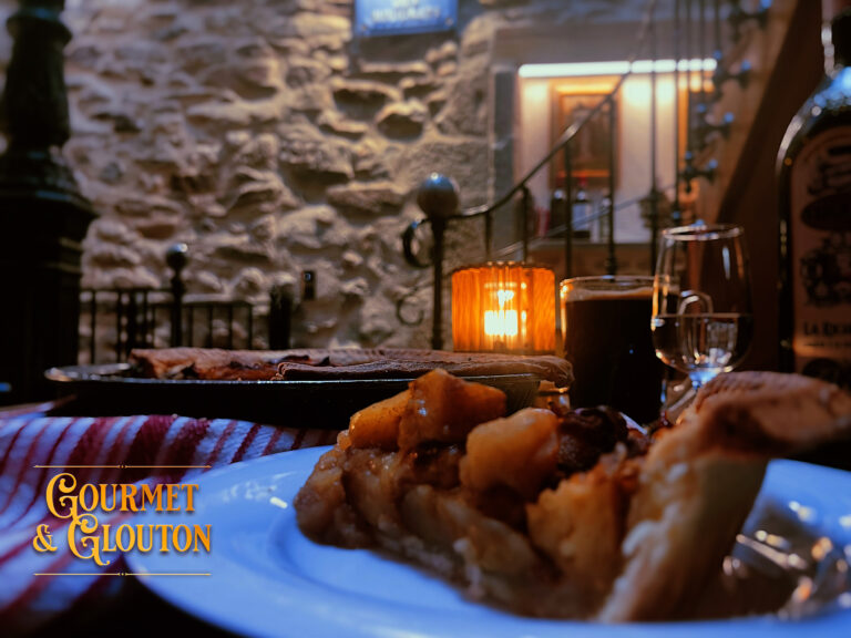 Tarte aux pommes maison à pâte épaisse et beurrée, signée Cécile chez Gourmet & Glouton à Chaudes-Aigues, servie tiède avec un café de dégustation.