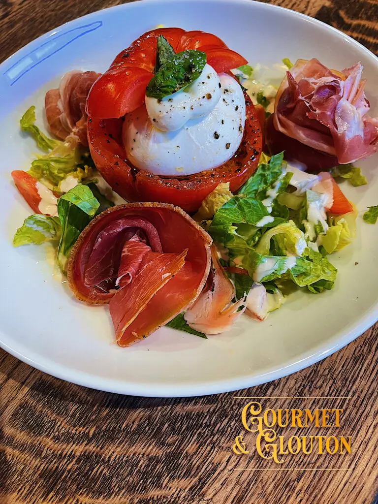 Burrata crémeuse servie au cœur d’une tomate cœur de bœuf chez Gourmet & Glouton à Chaudes-Aigues