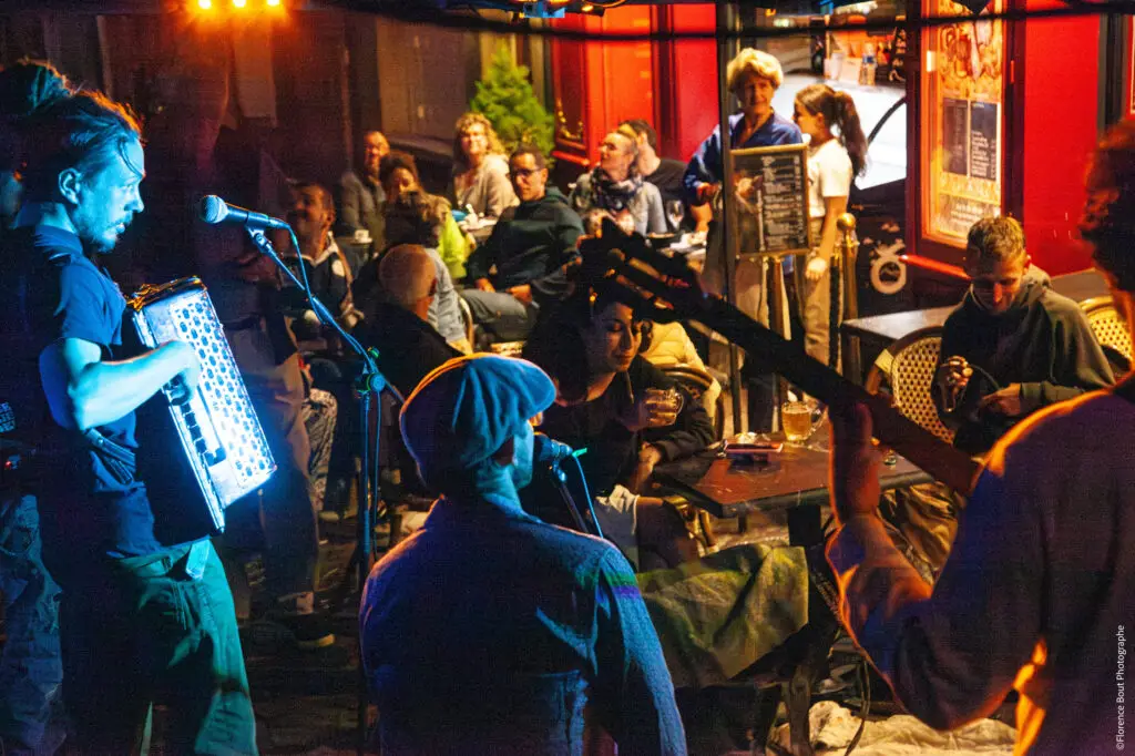 Accords Perdus en concert chez Gourmet & Glouton devant le public lors des Terrasses Musicales 2026 à Chaudes-Aigues.