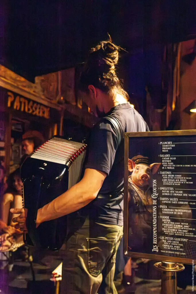 Accord Tordu en concert jazz manouche aux Terrasses Musicales chez Gourmet & Glouton à Chaudes-Aigues.