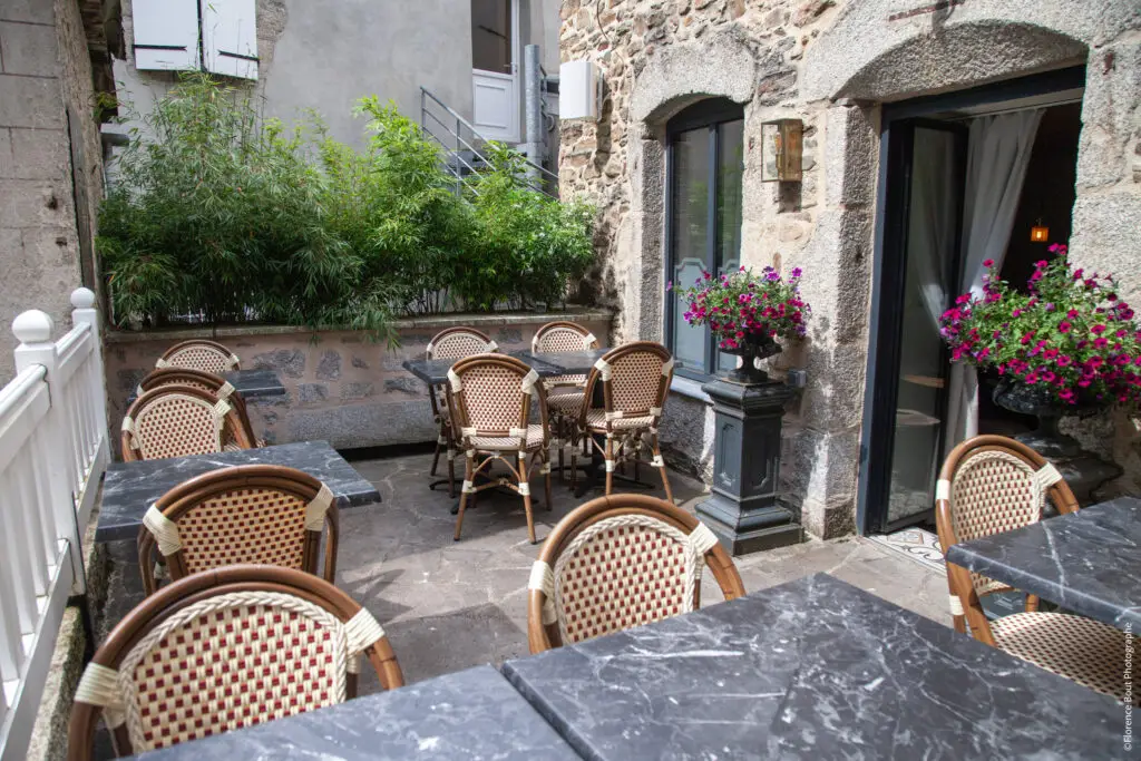 Terrasse ombragée de Gourmet & Glouton, restaurant à Chaudes-Aigues, idéale pour déjeuner ou dîner pendant les fortes chaleurs.