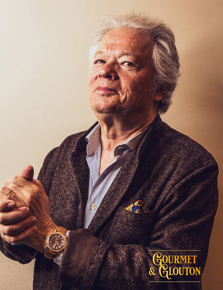 Portrait de Gilles Pudlowski lors de sa visite au restaurant Gourmet & Glouton à Chaudes-Aigues, félicitant Stéphane Chaudesaigues pour son bistrot canaille inspiré de la tradition auvergnate.