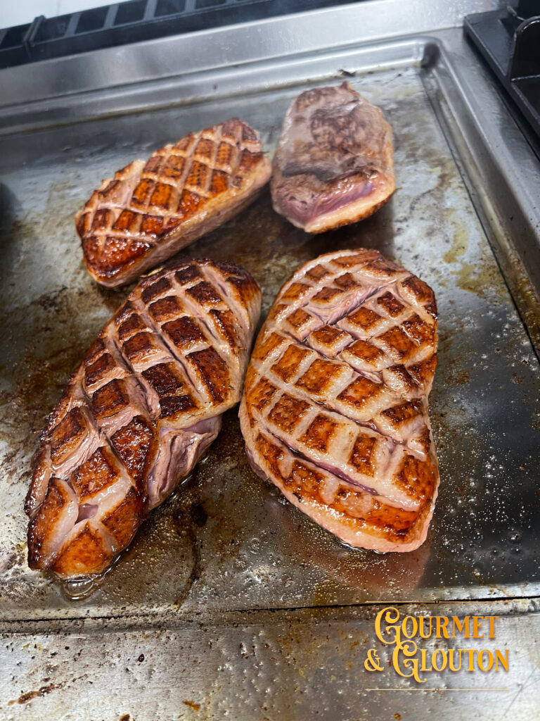 magret de canard à la plancha avec pommes sautées et sauce au miel servi au restaurant Gourmet & Glouton à Chaudes-Aigues