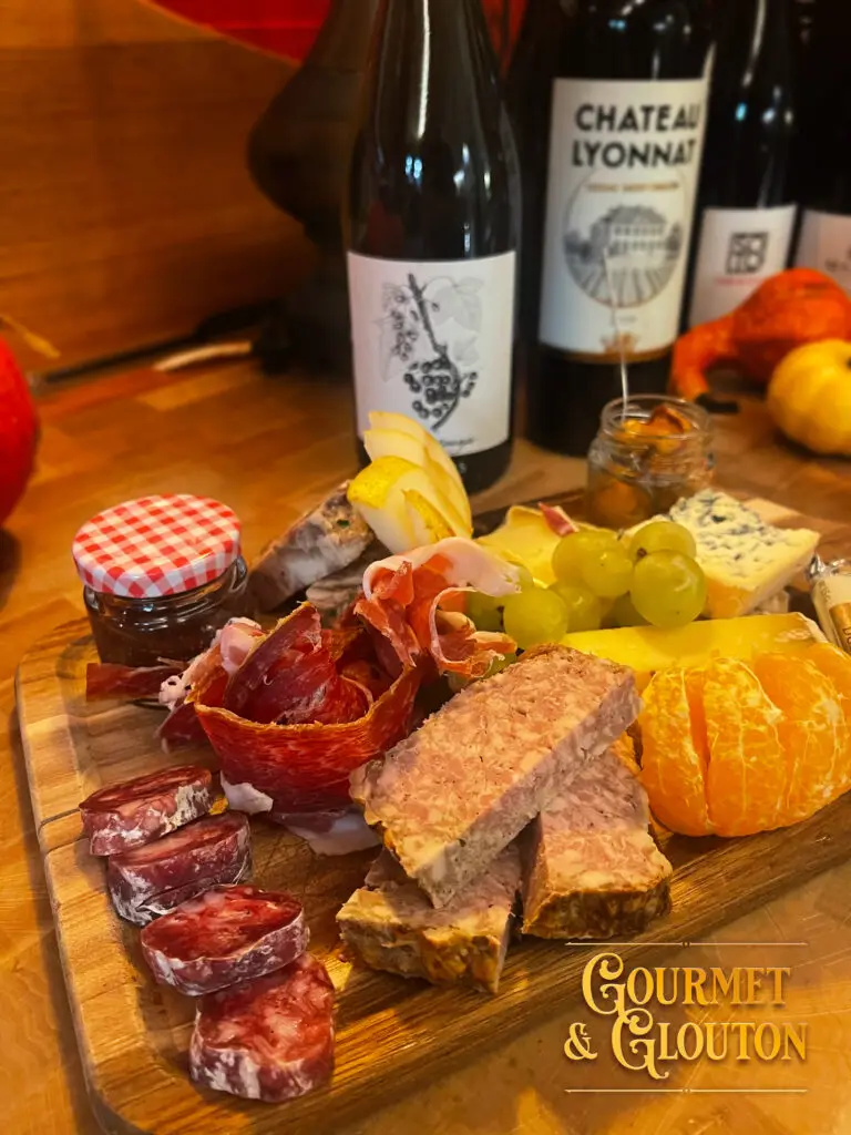 Planche de charcuterie maison avec terrine, saucisson, jambon de pays et saucisse sèche au restaurant Gourmet & Glouton à Chaudes-Aigues