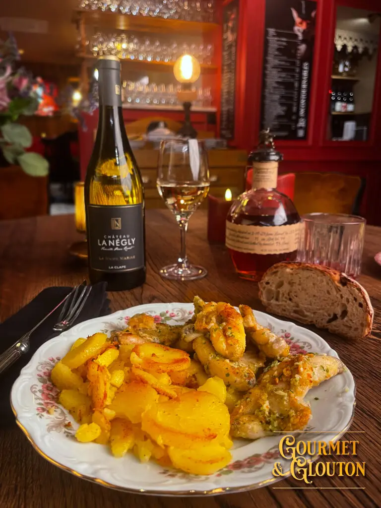 cuisses de grenouille persillées avec pommes de terre sautées servies au restaurant Gourmet & Glouton à Chaudes-Aigues