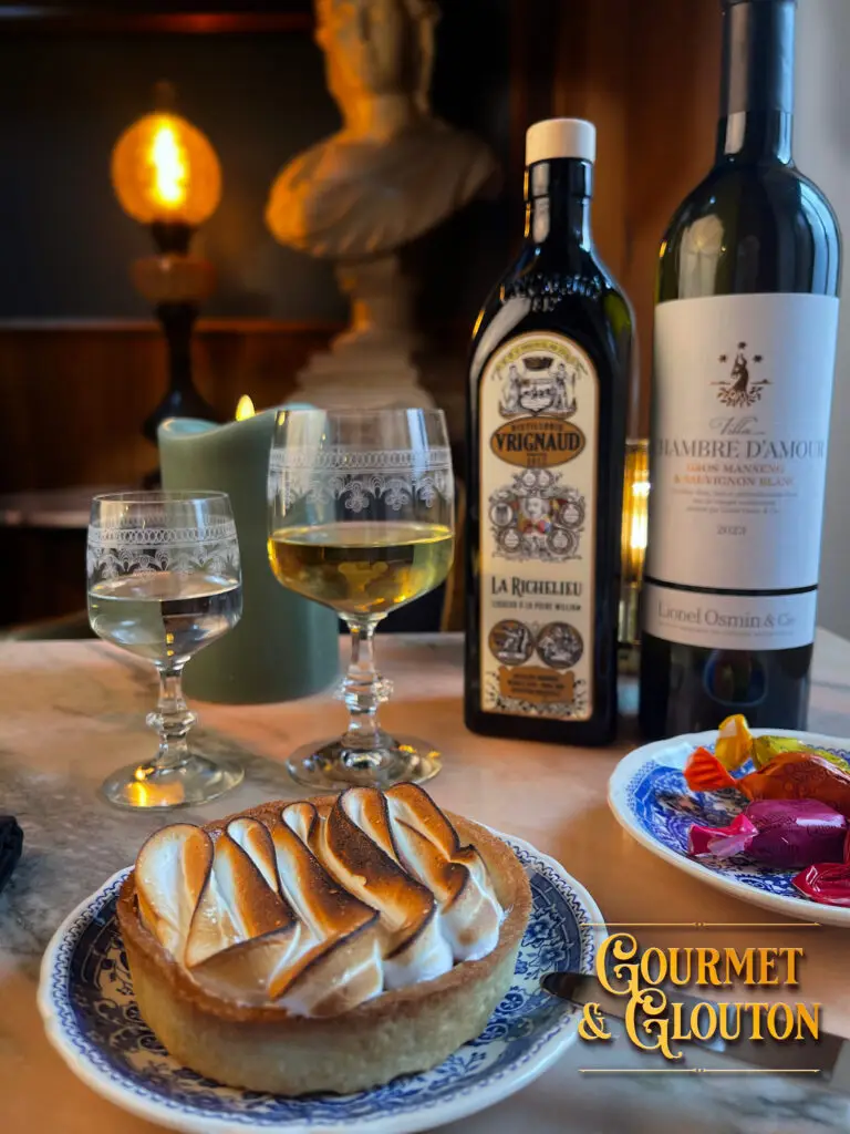 Tartelette citron meringuée servie au restaurant Gourmet & Glouton à Chaudes-Aigues, dessert maison au goût acidulé et à la meringue dorée.