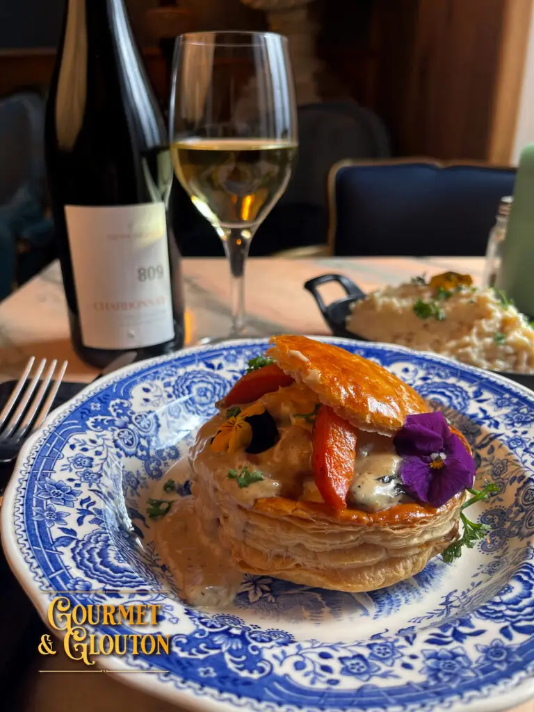 Vol-au-vent au ris de veau servi avec risotto crémeux au restaurant Gourmet & Glouton à Chaudes-Aigues