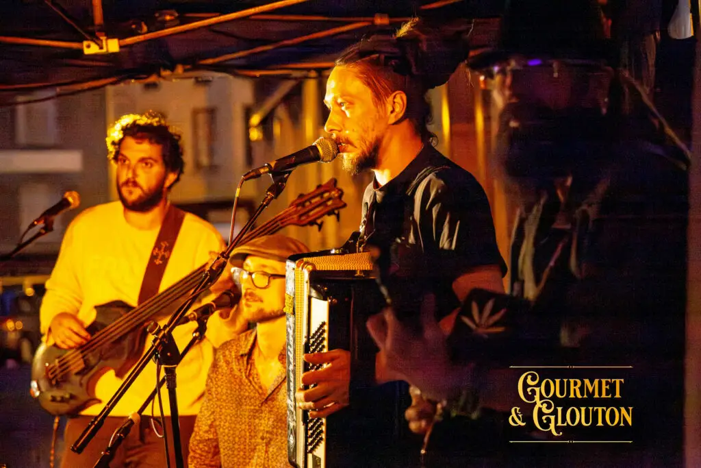 Le trio Accord Tordu en concert jazz manouche lors des Terrasses Musicales chez Gourmet & Glouton à Chaudes-Aigues.