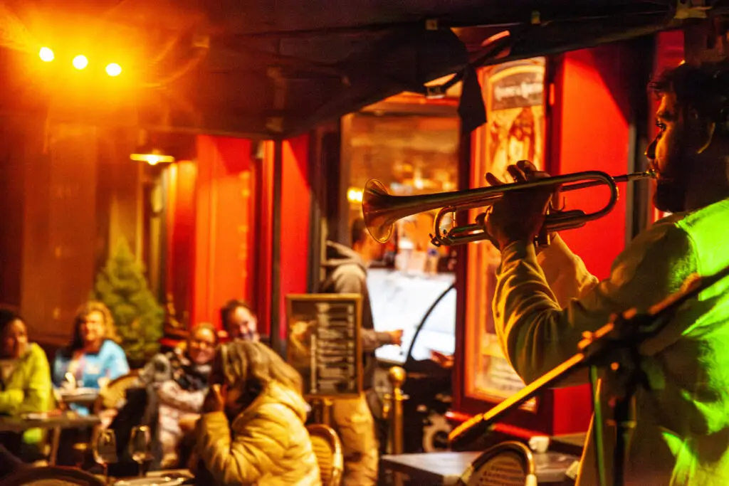 Accords Perdus en concert chez Gourmet & Glouton à Chaudes-Aigues lors des Terrasses Musicales 2026.
