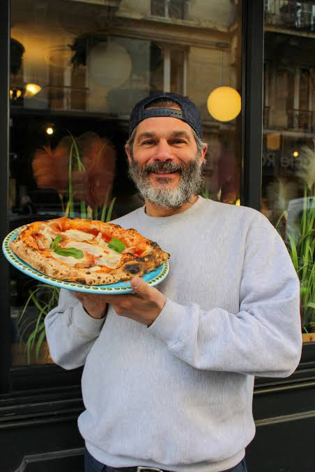 Pépé Ronchon avec une pizza artisanale à Chaudes-Aigues devant le restaurant