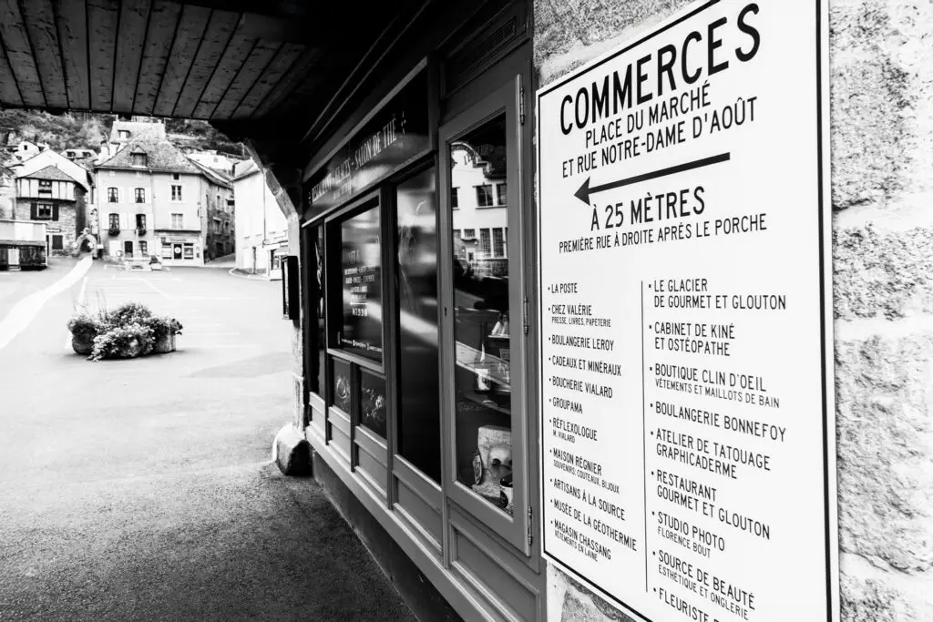 panneau commerces place du marché Chaudes-Aigues restaurant glacier Gourmet & Glouton