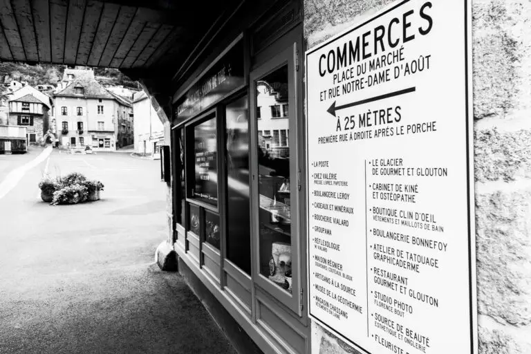 panneau commerces place du marché Chaudes-Aigues restaurant glacier Gourmet & Glouton