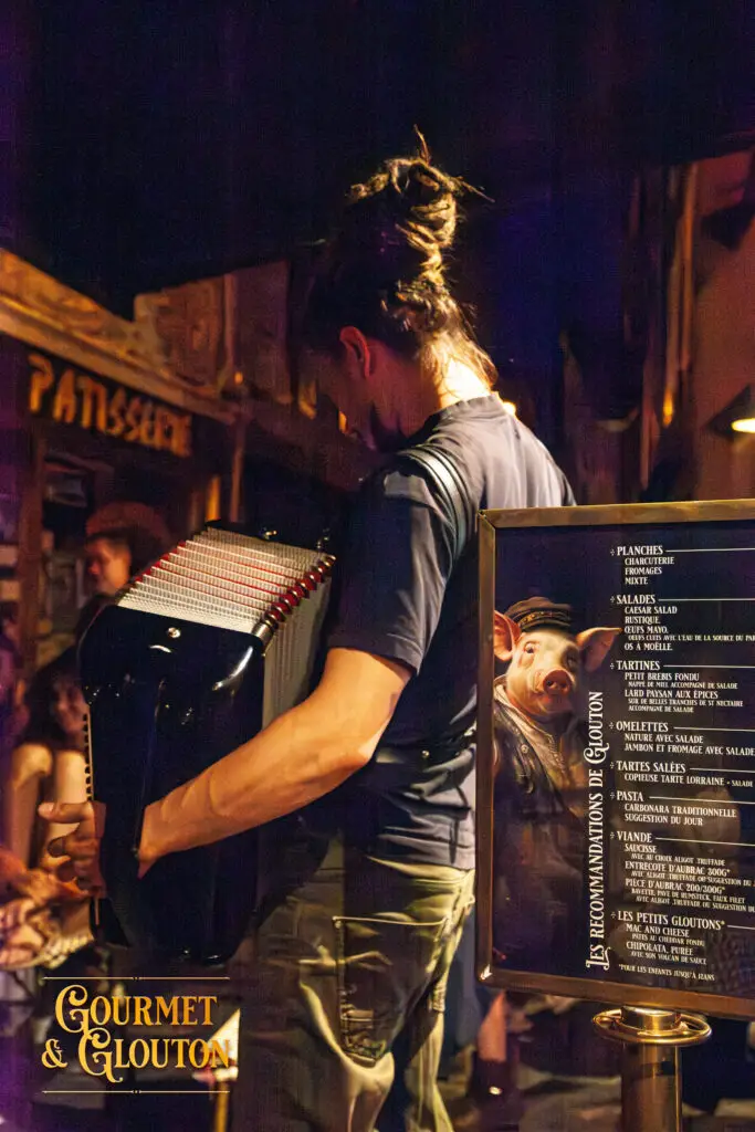 Quentin, accordéoniste et chanteur du groupe Accords Perdus, en concert chez Gourmet & Glouton à Chaudes-Aigues lors des Terrasses Musicales 2026.