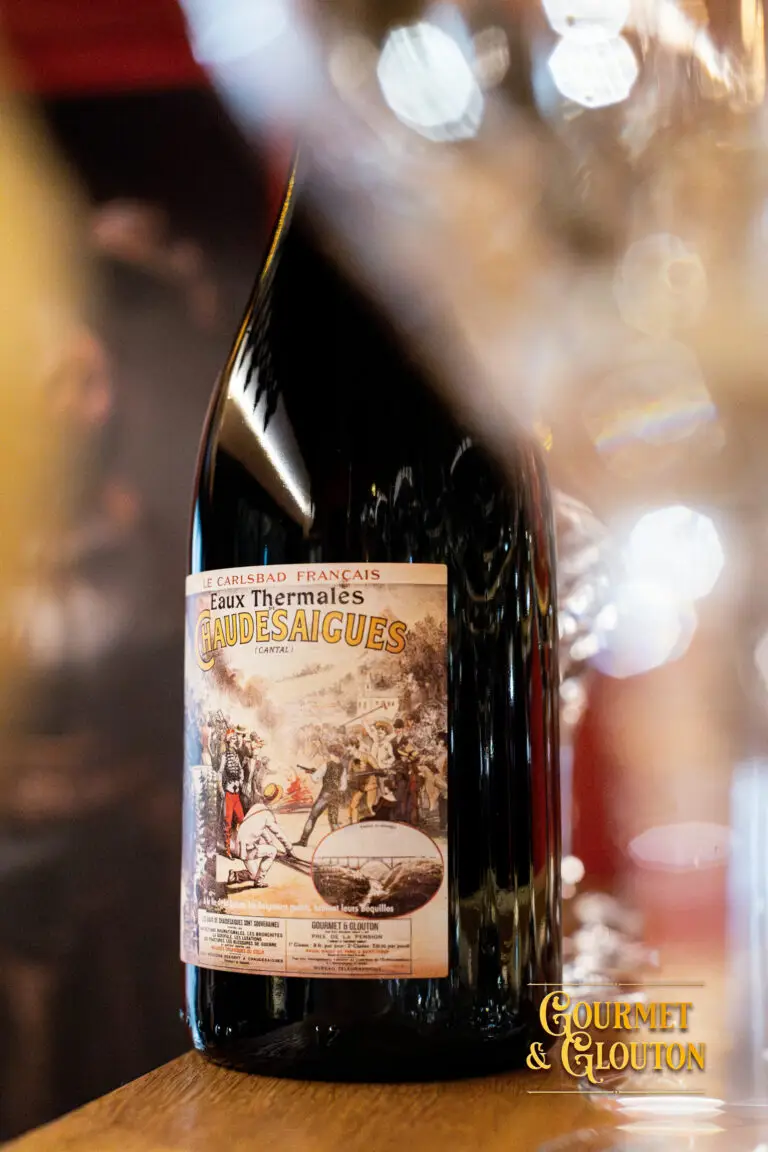 bouteille de vin Cuvée de la Maison Gourmet & Glouton sur table de restaurant à Chaudes-Aigues