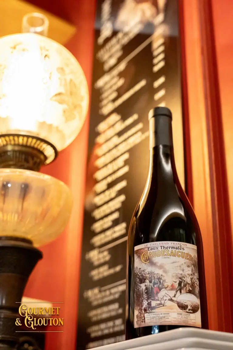 bouteille de vin Cuvée de la Maison Gourmet & Glouton sur table de restaurant à Chaudes-Aigues