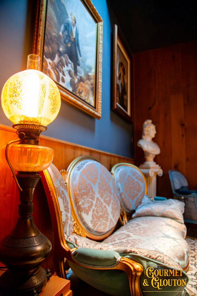 Restaurant, gastronomie, Auvergnate, ambiance-romantique-salon-bleu- Chaudesaigues, Chaudes-Aigues - Gourmet & Glouton