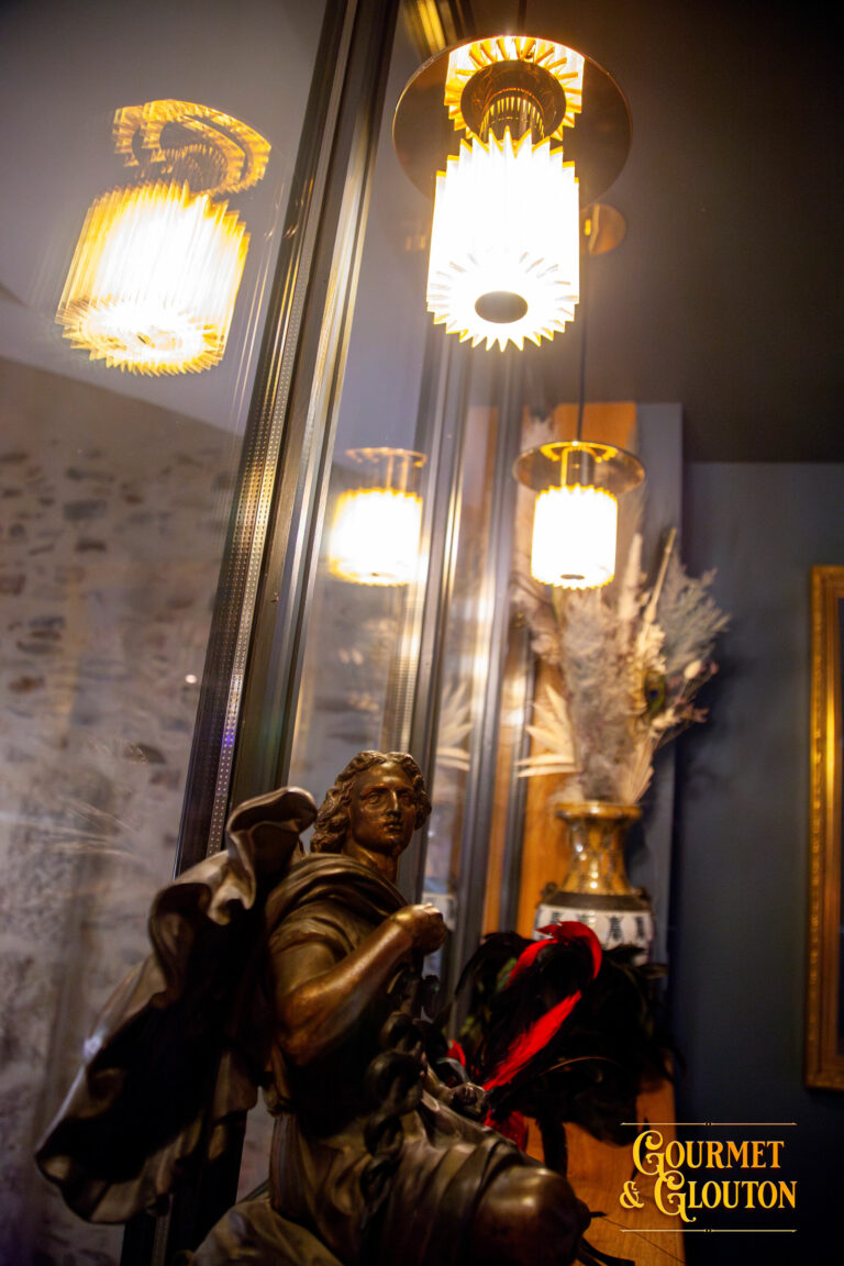 Restaurant, gastronomie, Auvergnate, ambiance-romantique-salon-bleu- Chaudesaigues, Chaudes-Aigues - Gourmet & Glouton