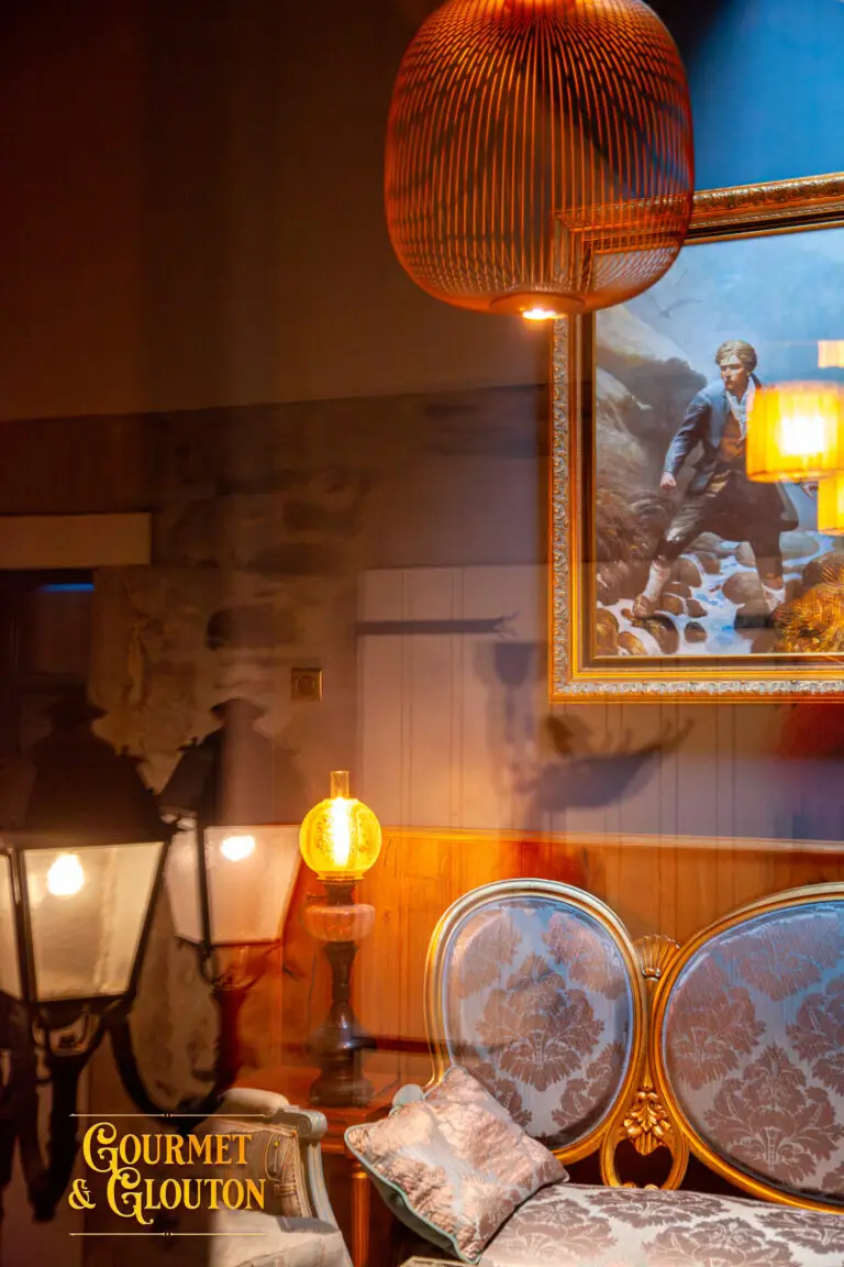 Restaurant, gastronomie, Auvergnate, ambiance-romantique-salon-bleu- Chaudesaigues, Chaudes-Aigues - Gourmet & Glouton