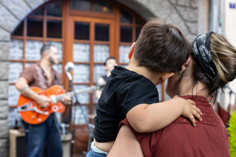Mère et enfant profitant de l'ambiance familiale en terrasse chez Gourmet & Glouton