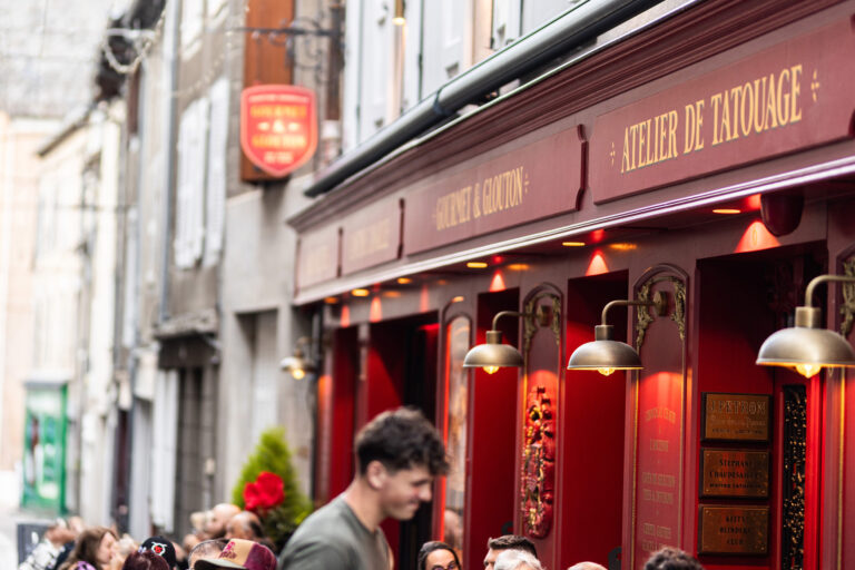 Façade rouge du restaurant Gourmet & Glouton à Chaudes-Aigues