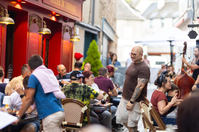 Ambiance animée sur la terrasse du restaurant Gourmet & Glouton à Chaudes-Aigues