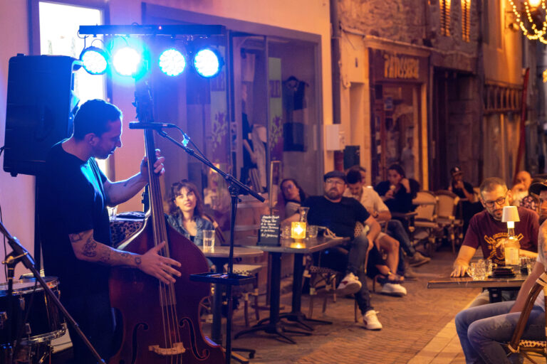 Ambiance nocturne sur la terrasse animée du restaurant Gourmet & Glouton à Chaudes-Aigues