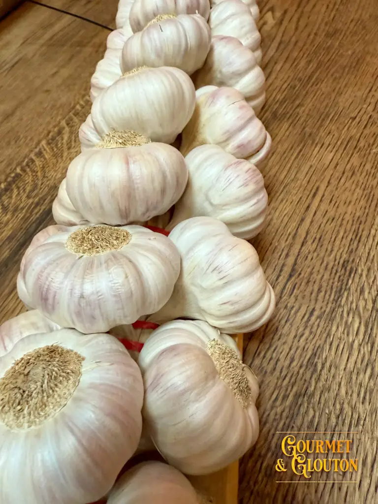 Ail rose de Lautrec, trésor du Tarn utilisé dans la cuisine traditionnelle du restaurant Gourmet & Glouton à ChaudesAigues