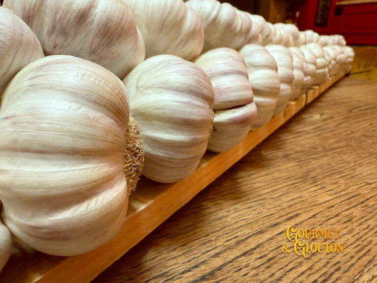 Ail rose de Lautrec, trésor du Tarn utilisé dans la cuisine traditionnelle du restaurant Gourmet & Glouton à ChaudesAigues