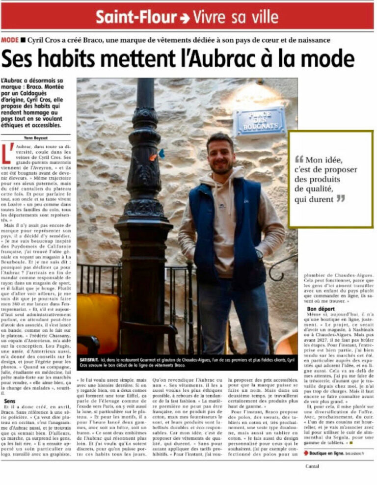 Cyril Cros, créateur de la marque textile BRACO, et le journaliste Yann Bayssat du journal La Montagne échangent autour d’un café au restaurant Gourmet & Glouton, Place des Bougnat à ChaudesAigues, symbole du savoir-faire local entre textile, artisanat et gastronomie auvergnate.
