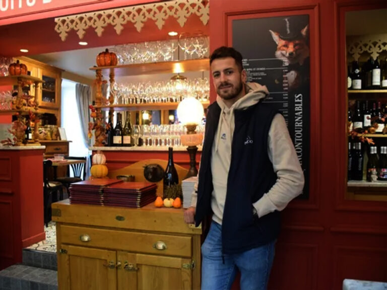 Cyril Cros, créateur de la marque textile BRACO, et le journaliste Yann Bayssat du journal La Montagne échangent autour d’un café au restaurant Gourmet & Glouton, Place des Bougnat à ChaudesAigues, symbole du savoir-faire local entre textile, artisanat et gastronomie auvergnate.