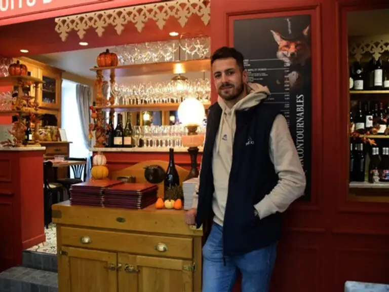 Cyril Cros, créateur de la marque textile BRACO, et le journaliste Yann Bayssat du journal La Montagne échangent autour d’un café au restaurant Gourmet & Glouton, Place des Bougnat à ChaudesAigues, symbole du savoir-faire local entre textile, artisanat et gastronomie auvergnate.