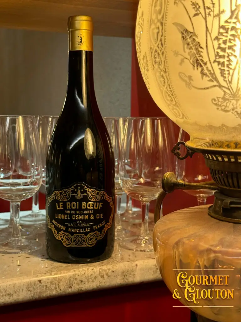 Bouteille de vin Roi Bœuf et viande Aubrac servies au restaurant Gourmet & Glouton à Chaudes-Aigues dans le Cantal.