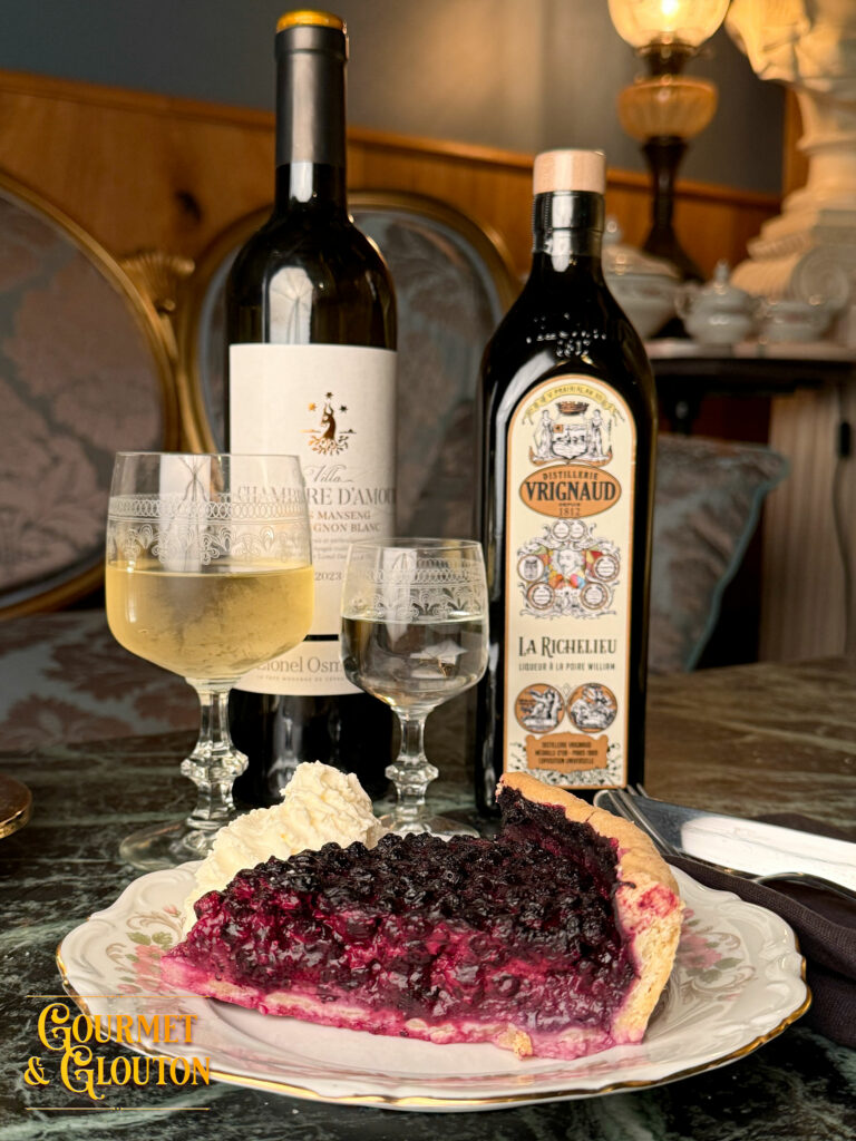 restaurant à ChaudesAigues, cuisine traditionnelle auvergnate, plats canailles en Auvergne, salon de thé et glacier à ChaudesAigues-tarte-myrtilles