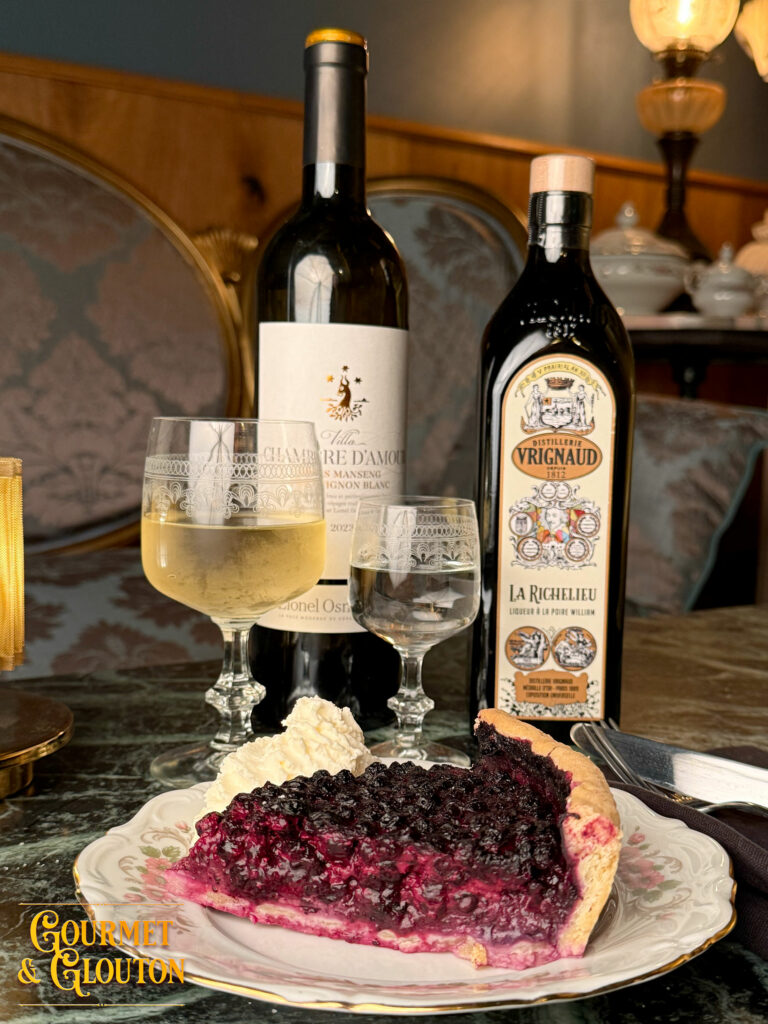 restaurant à ChaudesAigues, cuisine traditionnelle auvergnate, plats canailles en Auvergne, salon de thé et glacier à ChaudesAigues-tarte-myrtilles