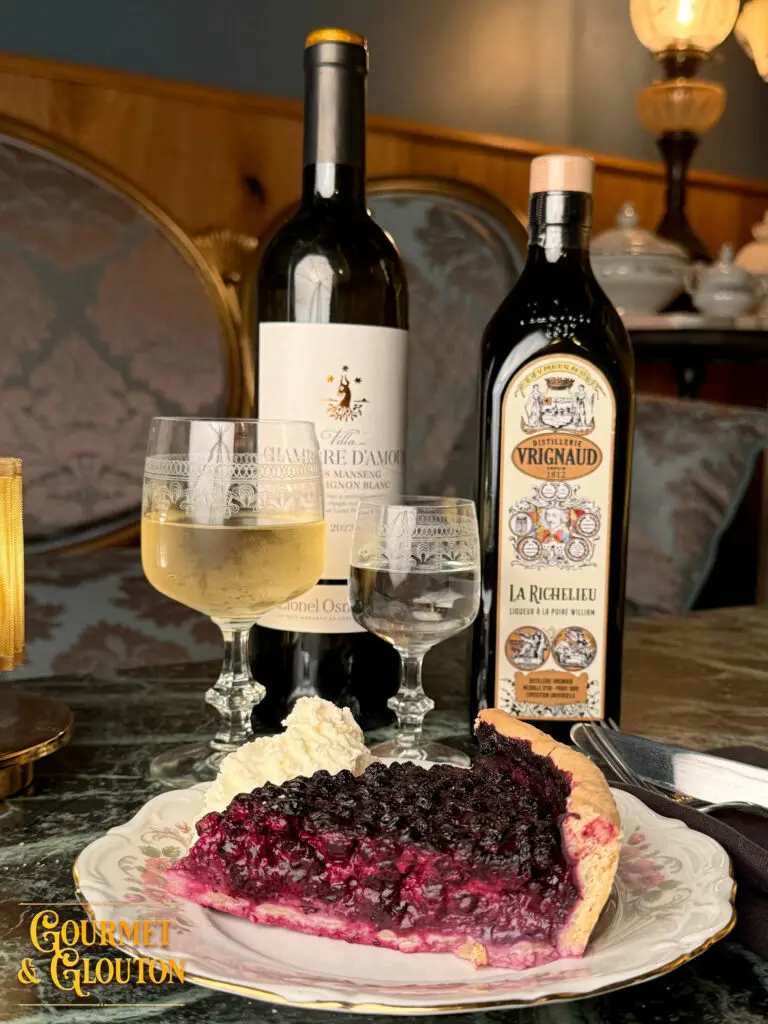 restaurant à ChaudesAigues, cuisine traditionnelle auvergnate, plats canailles en Auvergne, salon de thé et glacier à ChaudesAigues-tarte-myrtilles
