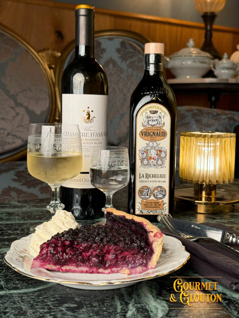 restaurant à ChaudesAigues, cuisine traditionnelle auvergnate, plats canailles en Auvergne, salon de thé et glacier à ChaudesAigues-tarte-myrtilles