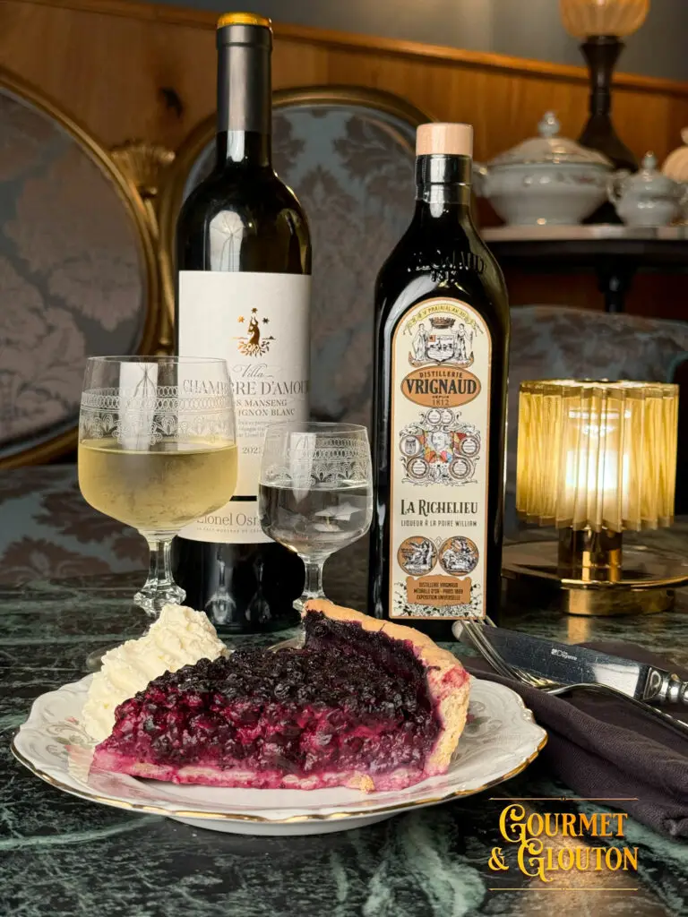 restaurant à ChaudesAigues, cuisine traditionnelle auvergnate, plats canailles en Auvergne, salon de thé et glacier à ChaudesAigues-tarte-myrtilles