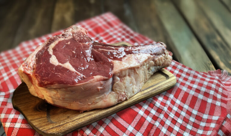Superbe côte de bœuf d'Aubrac crue, prête à être cuisinée au restaurant Gourmet & Glouton de Chaudes-Aigues