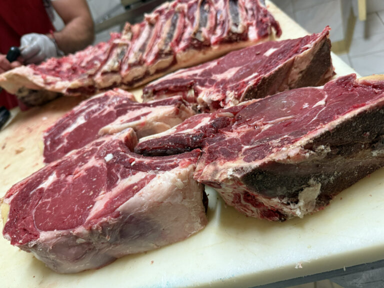 Sélection de viandes d'exception découpées, provenant de nos producteurs locaux pour le restaurant Gourmet & Glouton