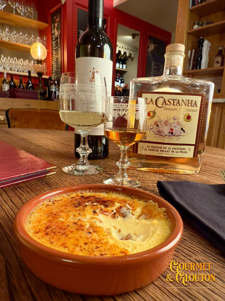 Crème brûlée maison servie chez Gourmet & Glouton à Chaudes-Aigues 