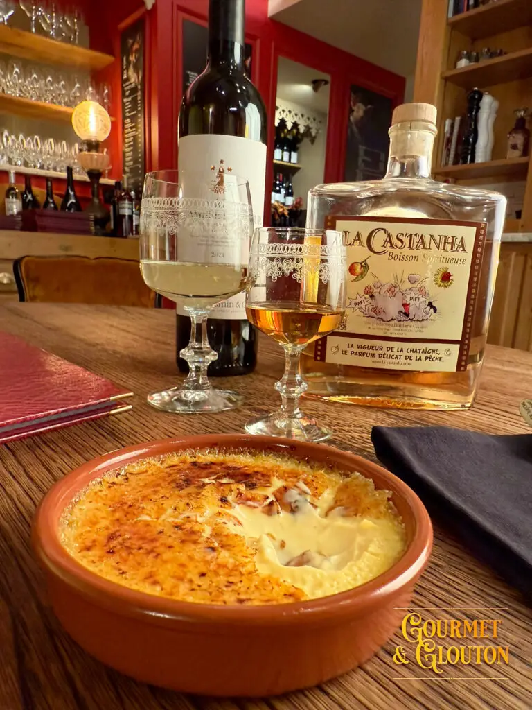 Crème brûlée maison servie chez Gourmet & Glouton à Chaudes-Aigues