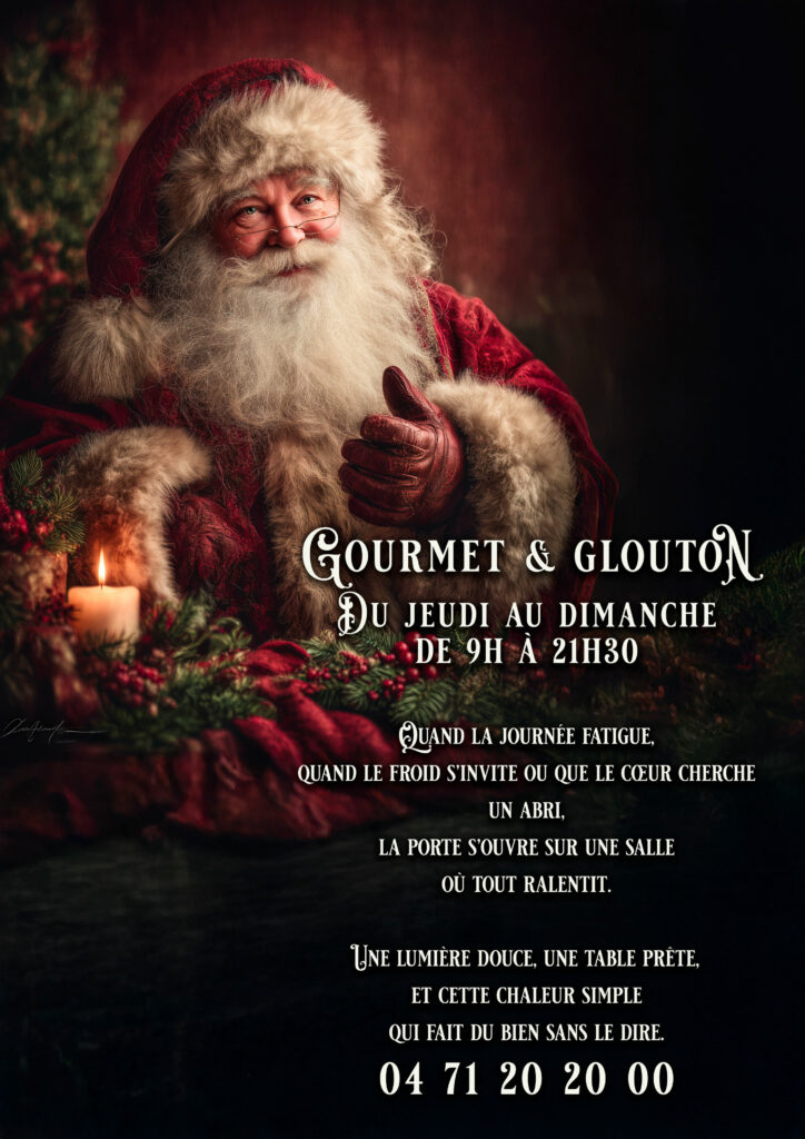 Affiche de Noël montrant un Père Noël souriant avec une bougie et des décorations de sapin, présentant les horaires d’ouverture de Gourmet & Glouton du jeudi au dimanche de 9h à 21h30 ainsi que le numéro de réservation.