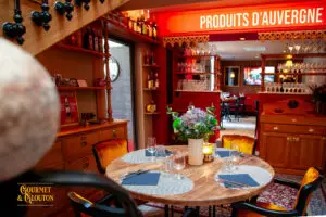 intérieur restaurant Chaudes-Aigues Gourmet & Glouton salle bois produits Auvergne