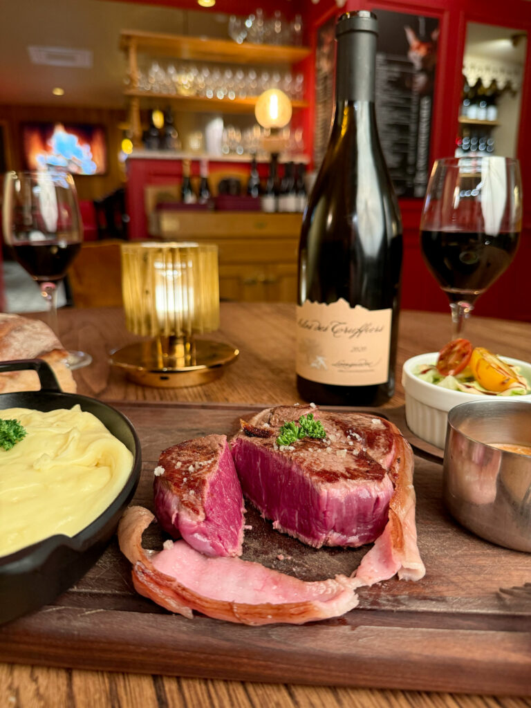Tournedos de bœuf Salers servi au restaurant Gourmet & Glouton à Chaudes-Aigues avec aligot et vin du Clos des Truffiers.