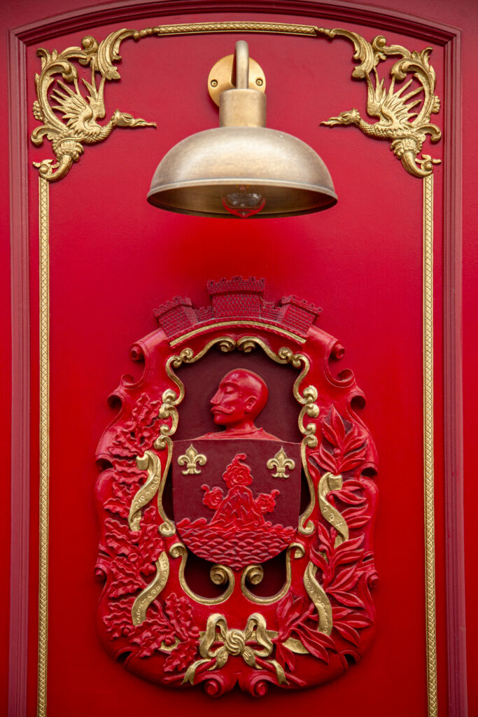 Texte ALT Blason de la famille Chaudesaigues installé sur la façade du restaurant Gourmet & Glouton à Chaudes-Aigues