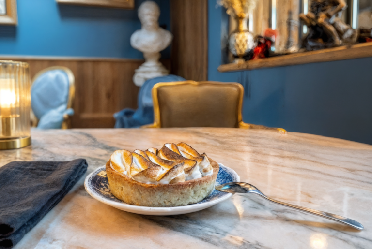 tarte au citron meringuée maison au Salon Bleu Gourmet & Glouton Chaudes-Aigues