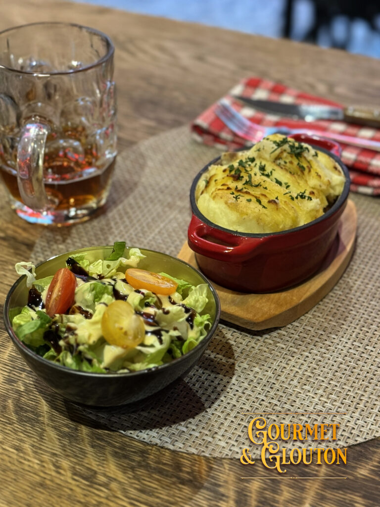Hachis Parmentier maison du restaurant Gourmet & Glouton, préparé avec viande 100 % Aubrac, purée maison de pommes de terre locales et salade.